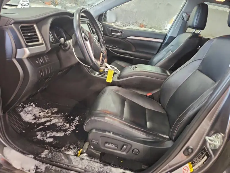 2019 TOYOTA HIGHLANDER SE  