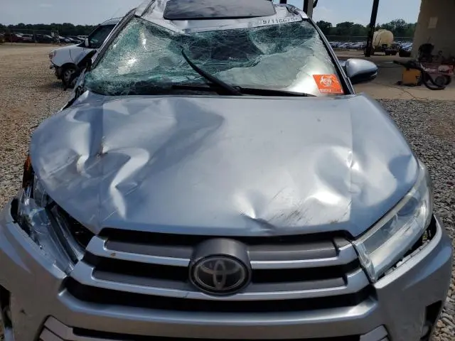 2019 TOYOTA HIGHLANDER SE  