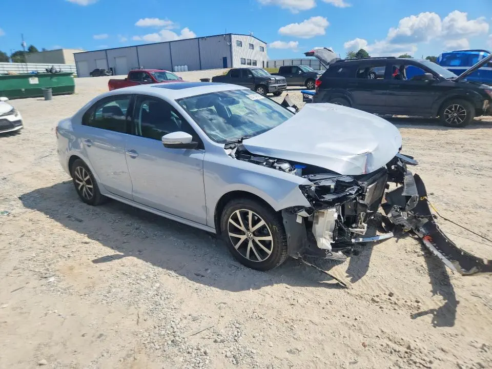 2017 VOLKSWAGEN JETTA SE  