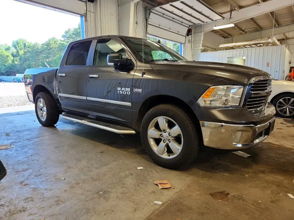 2016 RAM 1500 SLT  