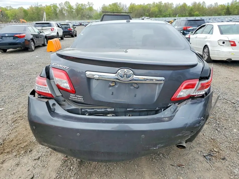 2011 TOYOTA CAMRY XLE V6  