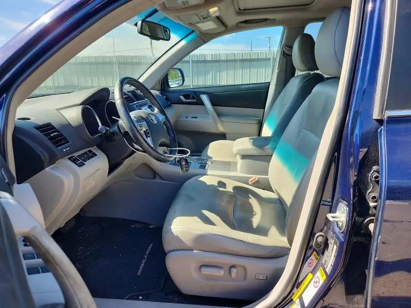 2013 TOYOTA HIGHLANDER SE  