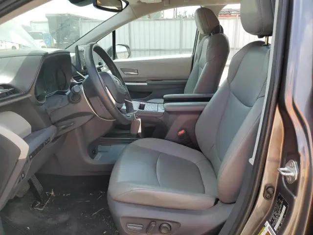 2021 TOYOTA SIENNA XLE  