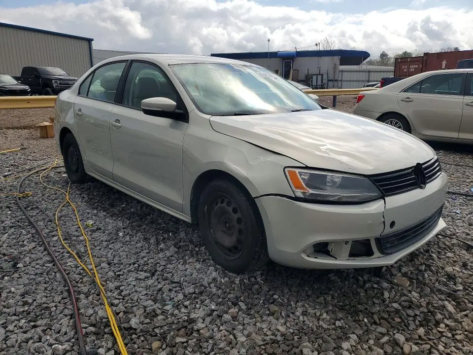 2011 VOLKSWAGEN JETTA SE  