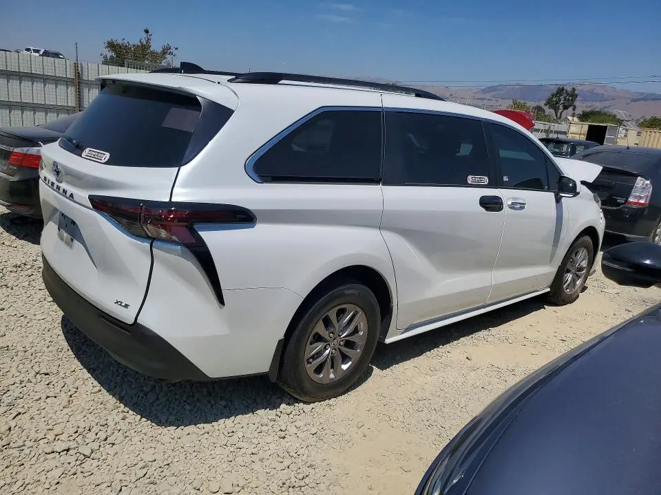2026 TOYOTA SIENNA XLE 8-PASSENGER  