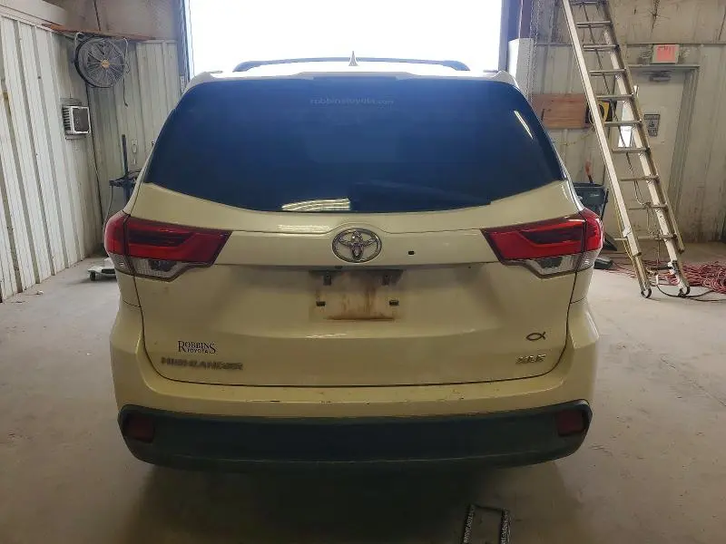 2018 TOYOTA HIGHLANDER SE  