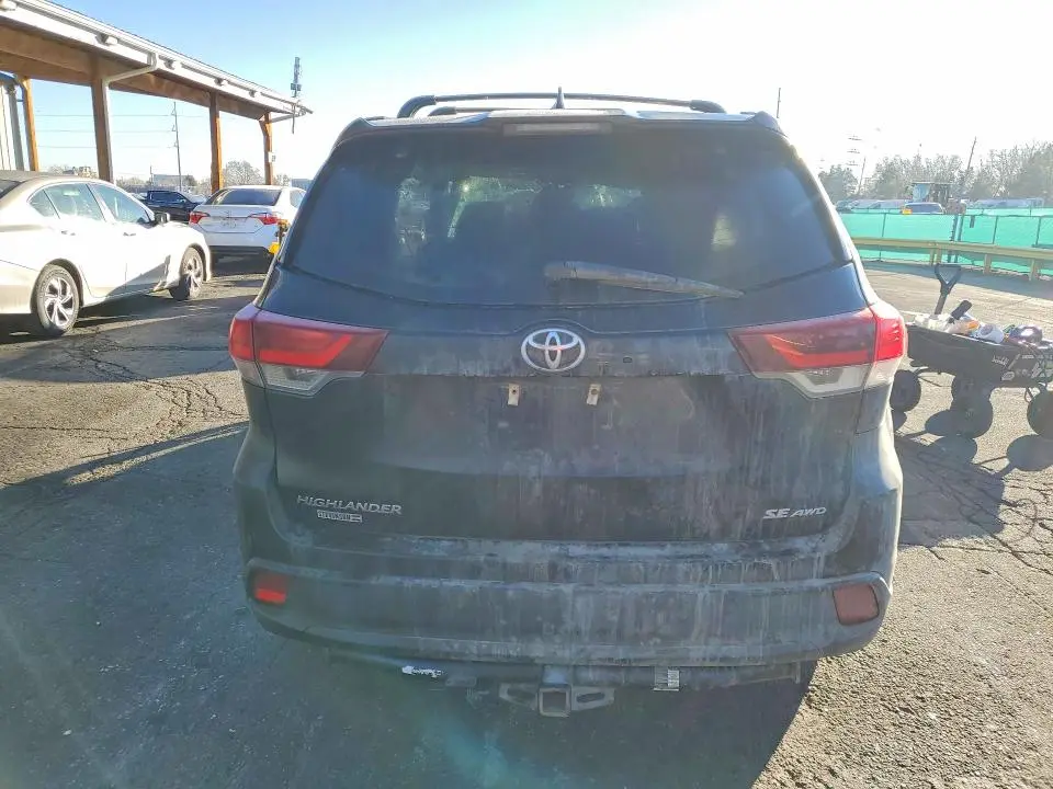 2019 TOYOTA HIGHLANDER SE  