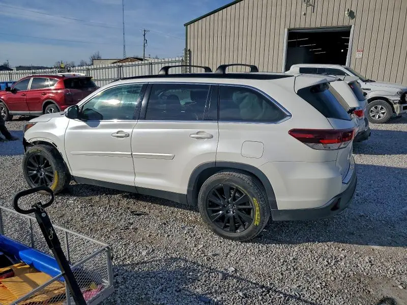 2019 TOYOTA HIGHLANDER SE  