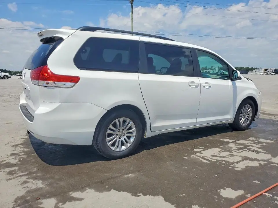 2014 TOYOTA SIENNA XLE 8-PASSENGER  