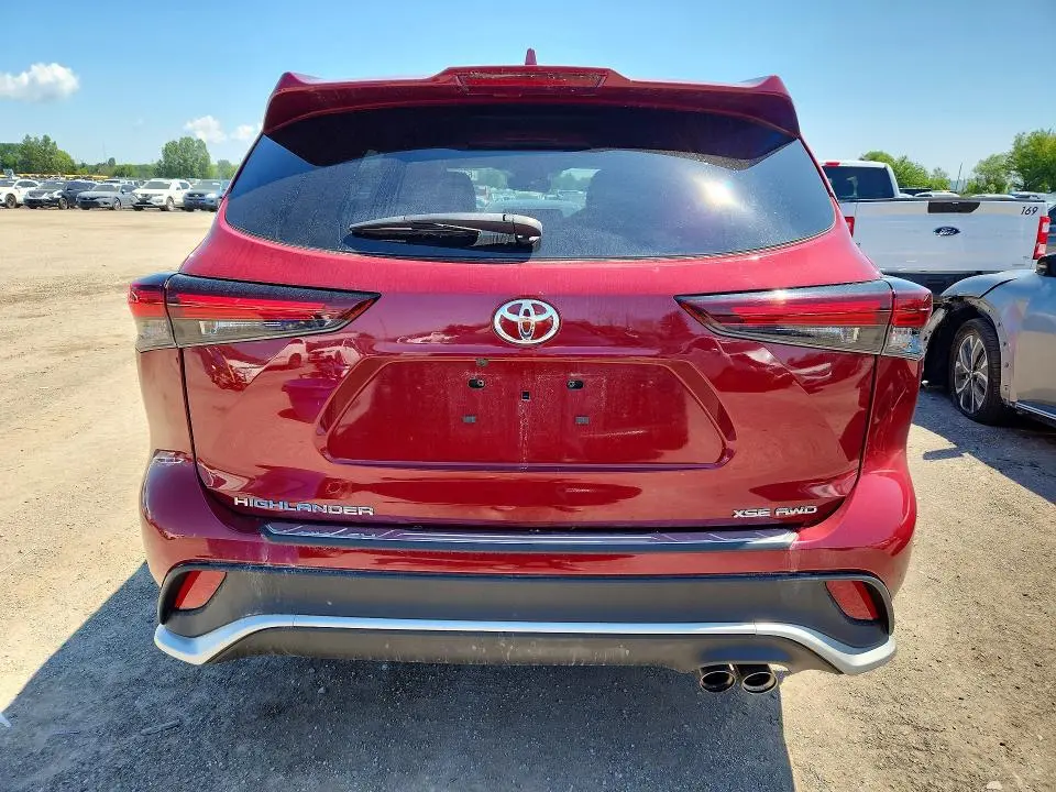 2024 TOYOTA HIGHLANDER LE  