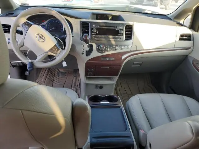 2011 TOYOTA SIENNA   