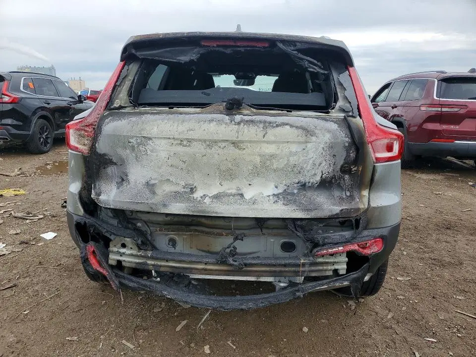 2025 VOLVO XC40 CORE  