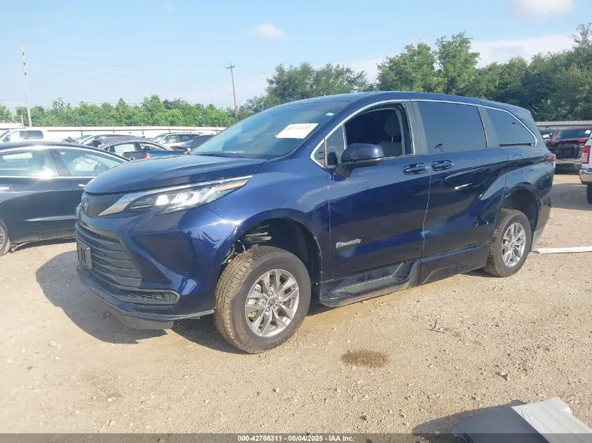 2022 TOYOTA SIENNA LE