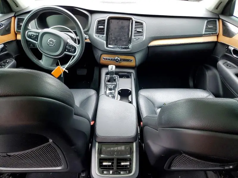 2022 VOLVO XC90 T6 MOMENTUM  