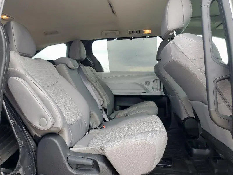 2025 TOYOTA SIENNA LE  