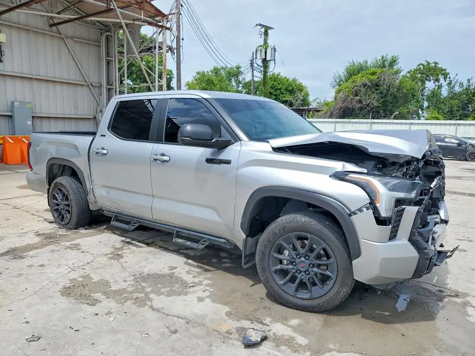 2024 TOYOTA TUNDRA SR5  