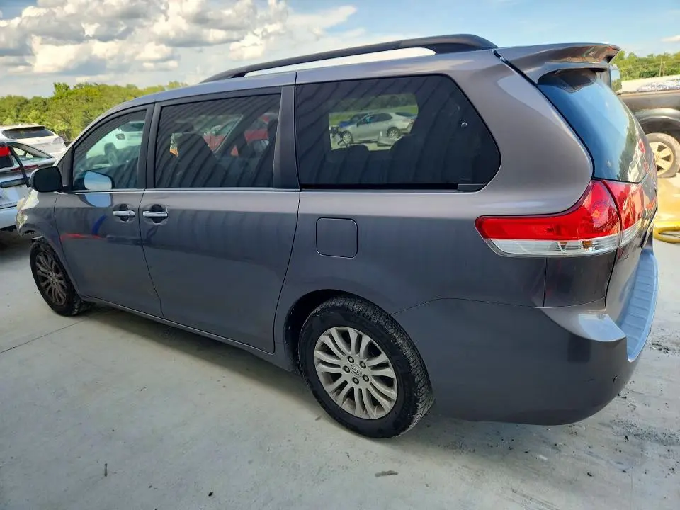 2014 TOYOTA SIENNA XLE 8-PASSENGER  