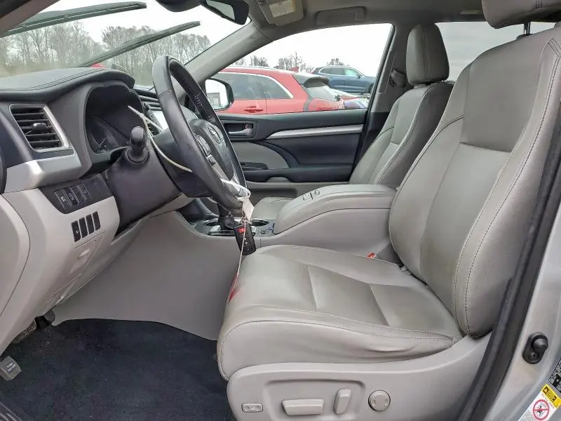 2017 TOYOTA HIGHLANDER SE  