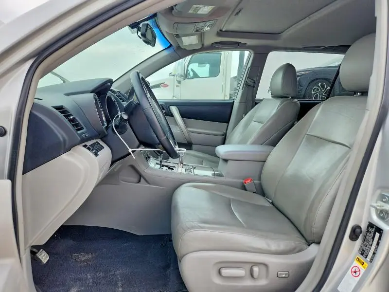 2013 TOYOTA HIGHLANDER SE  