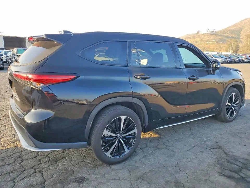 2022 TOYOTA HIGHLANDER XSE  
