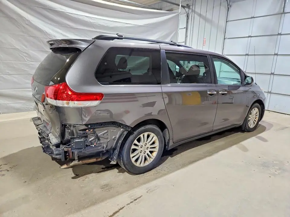 2014 TOYOTA SIENNA XLE 8-PASSENGER  
