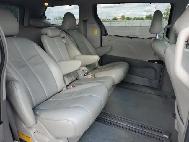 2014 TOYOTA SIENNA LE  