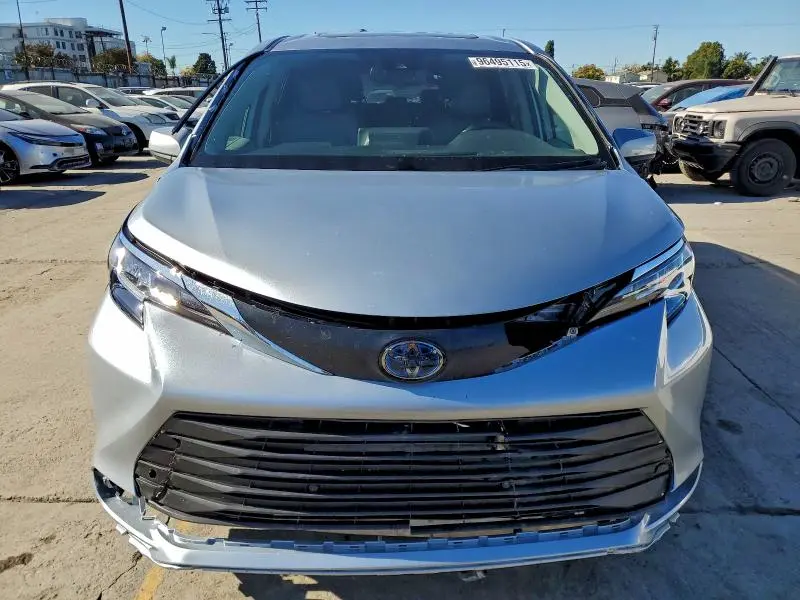 2021 TOYOTA SIENNA XLE  