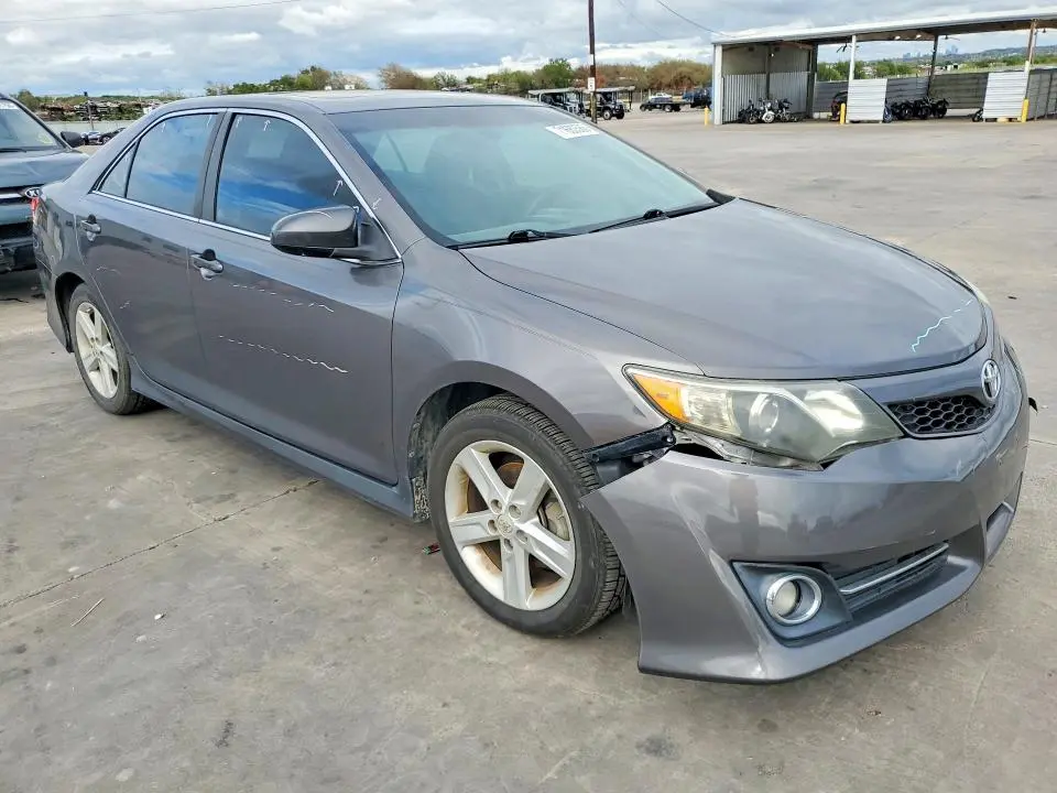 2014 TOYOTA CAMRY SE  