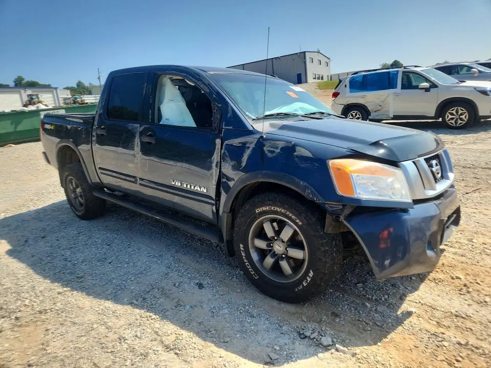 2015 NISSAN TITAN SV  