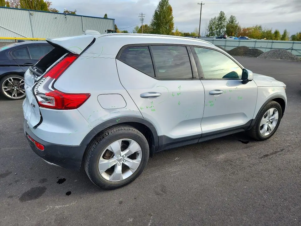 2020 VOLVO XC40 T5 MOMENTUM  