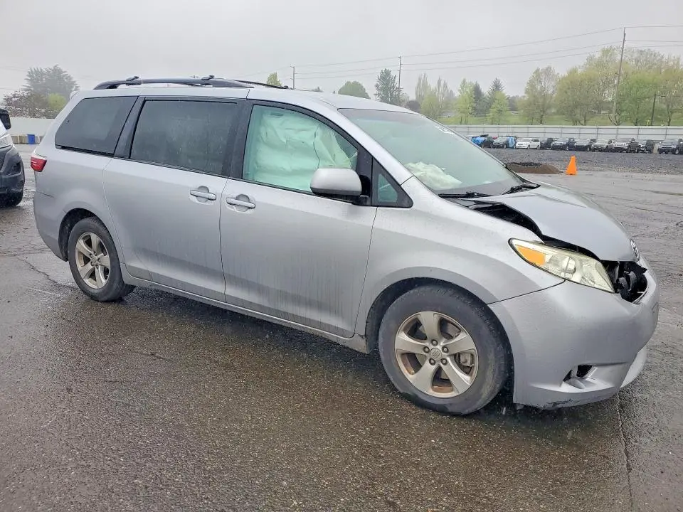 2015 TOYOTA SIENNA LE  