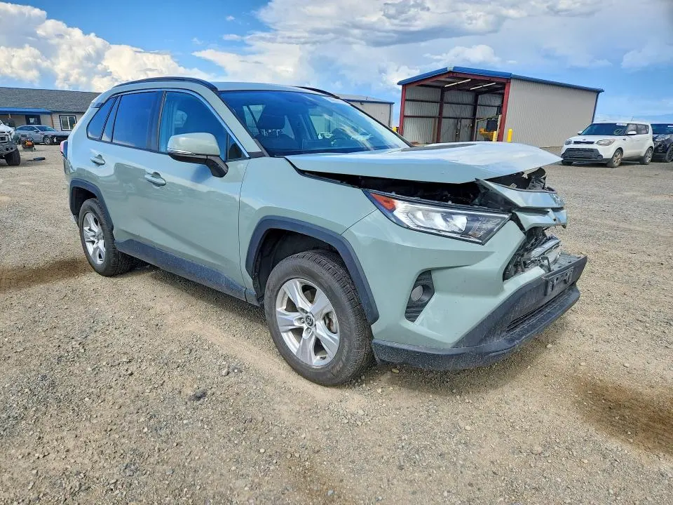 2021 TOYOTA RAV4 XLE  
