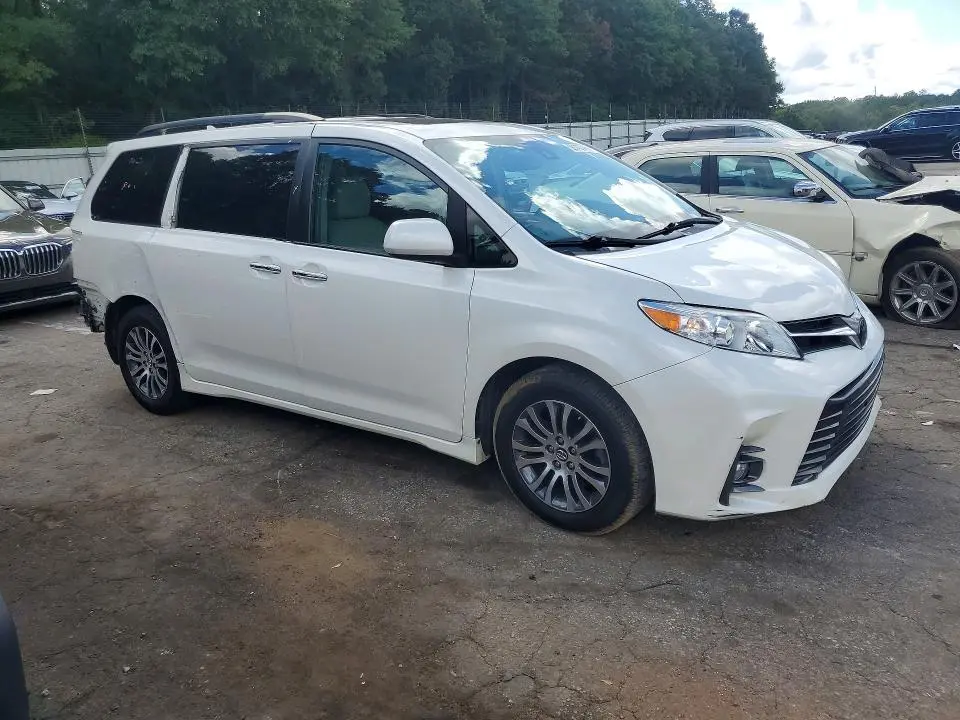 2018 TOYOTA SIENNA XLE 8-PASSENGER  