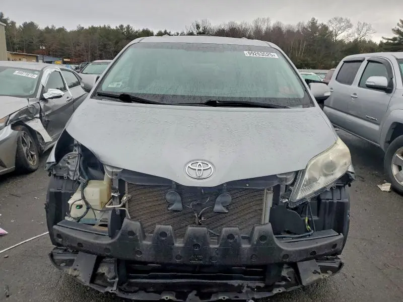 2013 TOYOTA SIENNA XLE  