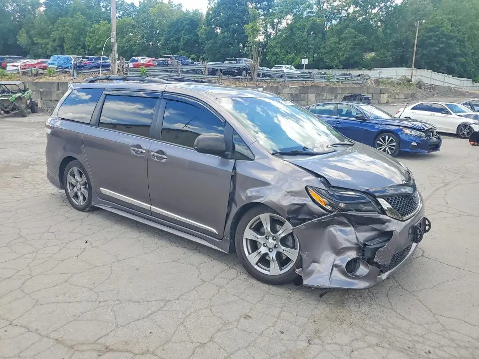 2017 TOYOTA SIENNA SE  