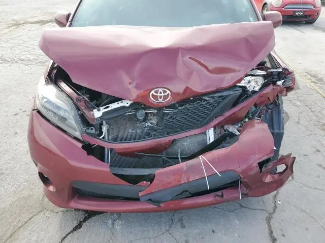 2017 TOYOTA SIENNA SE  