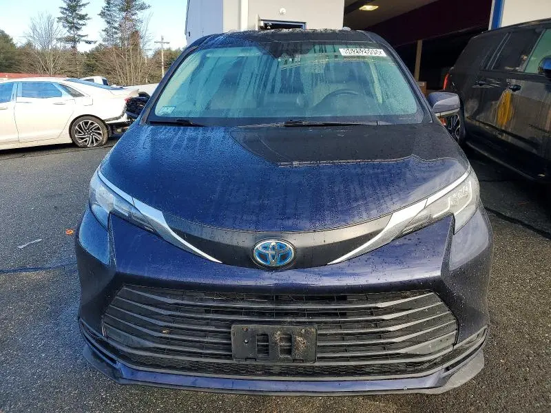 2022 TOYOTA SIENNA LE 8-PASSENGER  