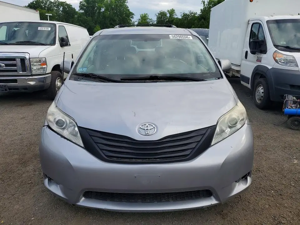 2013 TOYOTA SIENNA LE  