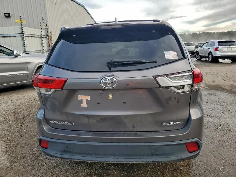 2019 TOYOTA HIGHLANDER SE  