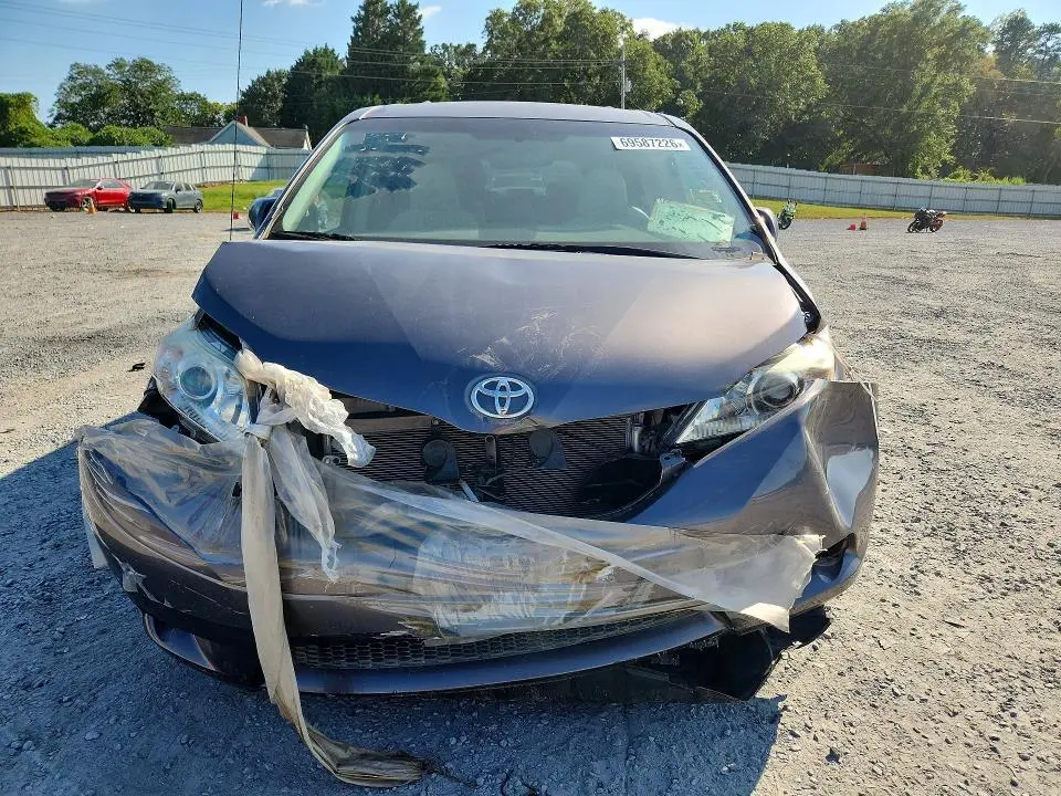 2011 TOYOTA SIENNA LE  