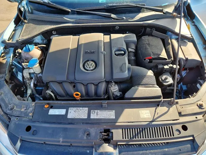 2013 VOLKSWAGEN PASSAT   
