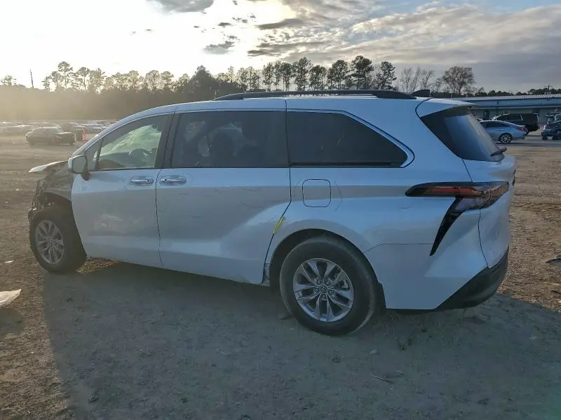 2024 TOYOTA SIENNA XLE  