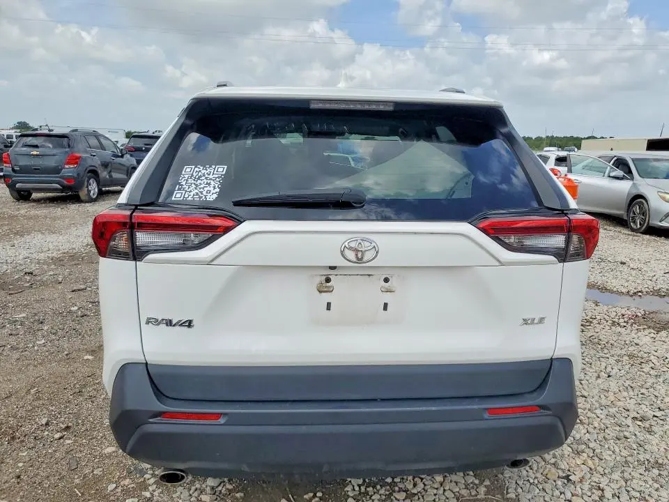 2021 TOYOTA RAV4 XLE  