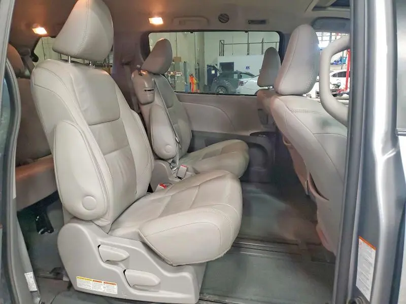 2017 TOYOTA SIENNA XLE  