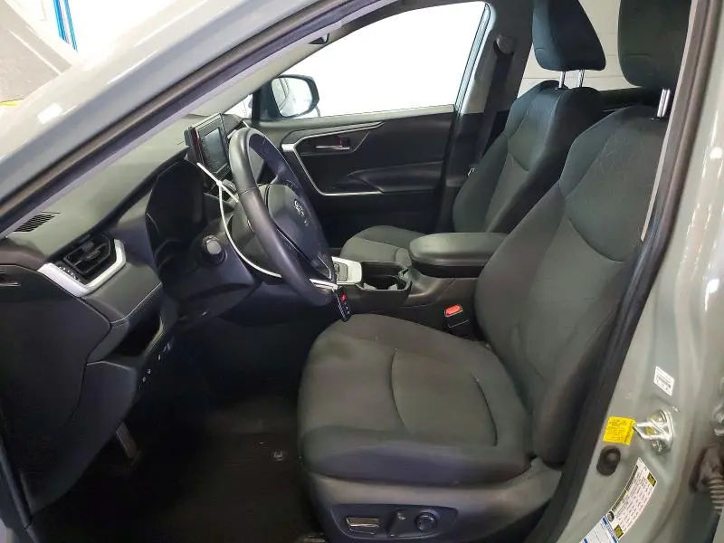 2021 TOYOTA RAV4 XLE  