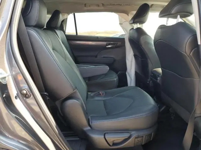 2022 TOYOTA HIGHLANDER PLATINUM  