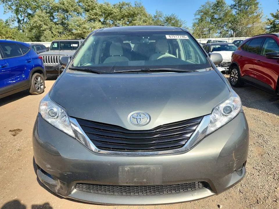 2014 TOYOTA SIENNA LE  