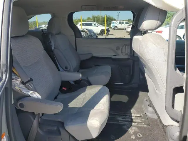 2021 TOYOTA SIENNA LE  