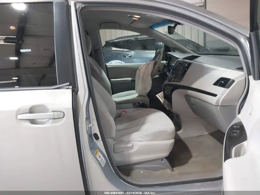 2014 TOYOTA SIENNA LE V6 8 PASSENGER