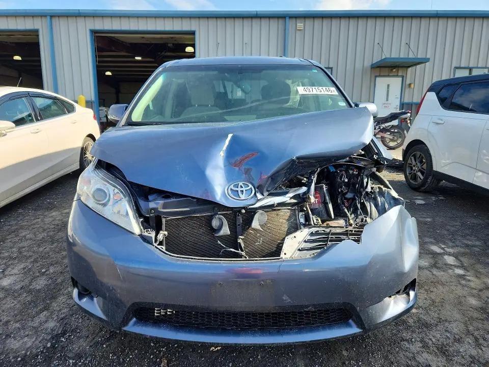 2017 TOYOTA SIENNA LE  